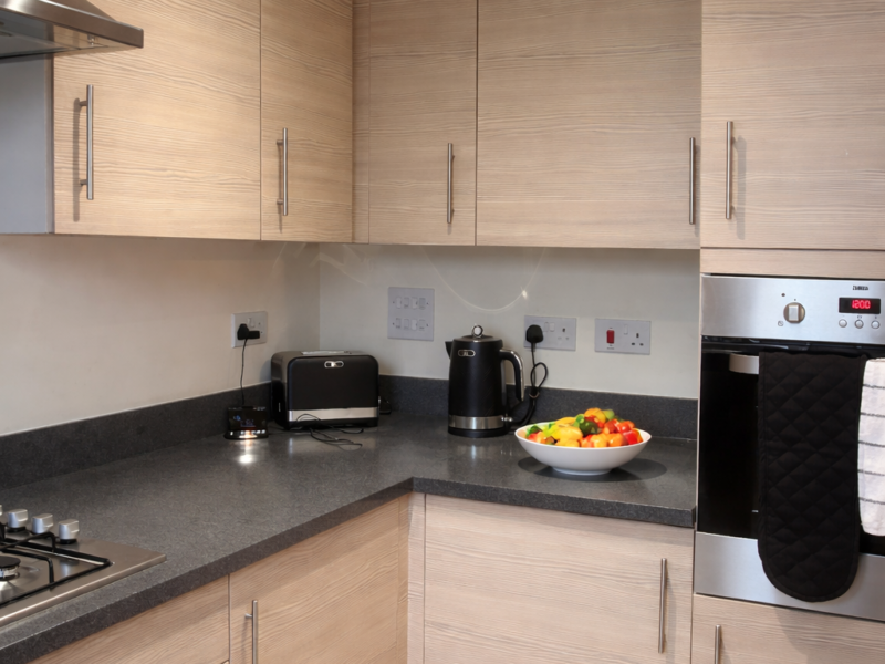 3 Bed house. Drive parking. 5 mins from site