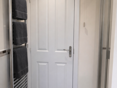 3 Bed house. Drive parking. 5 mins from site