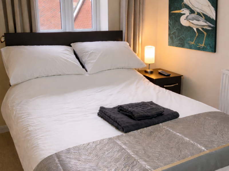 3 Bed house. Drive parking. 5 mins from site