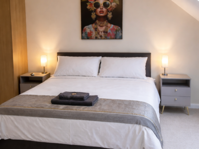 3 Bed house. Drive parking. 5 mins from site