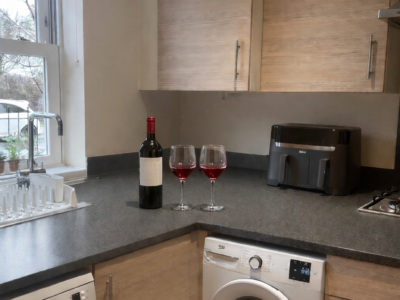 3 Bed house. Drive parking. 5 mins from site