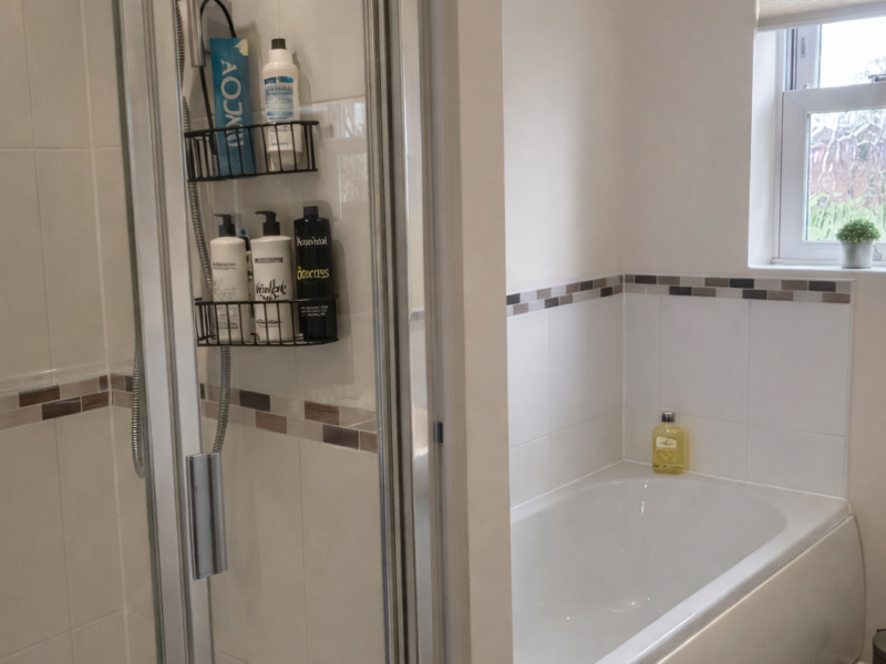 3 Bed house. Drive parking. 5 mins from site