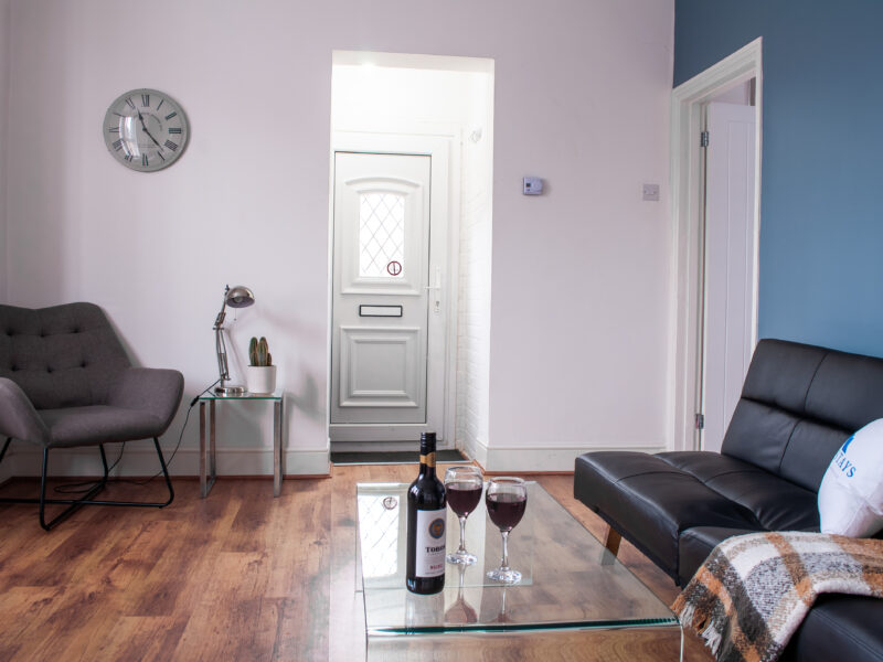 Modern 1-Bed Kempston Apartment - Near Hospital & Universal - Free Parking