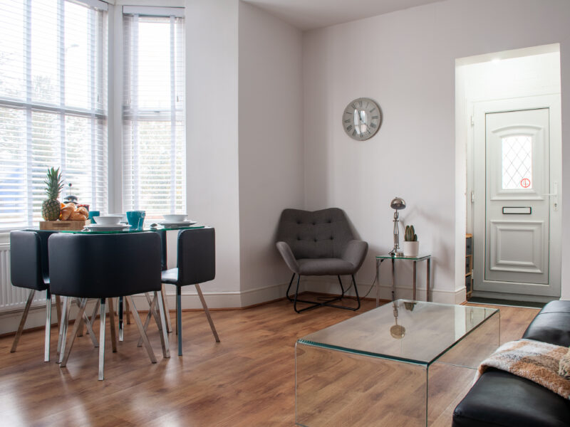 Modern 1-Bed Kempston Apartment - Near Hospital & Universal - Free Parking