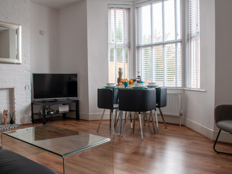 Modern 1-Bed Kempston Apartment - Near Hospital & Universal - Free Parking