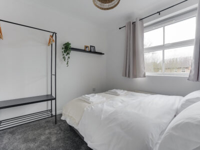 Universal | Contractor | Off-street Parking | Easy commute | 4 Bedrooms