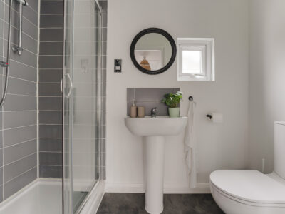 Universal | Contractor | Off-street Parking | Easy commute | 4 Bedrooms