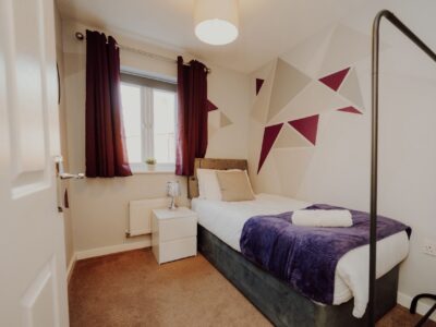 5 Bed, 2 Bath house with parking, sleeps 9