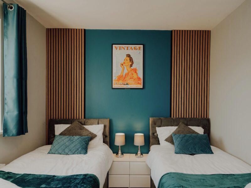 5 Bed, 2 Bath house with parking, sleeps 9