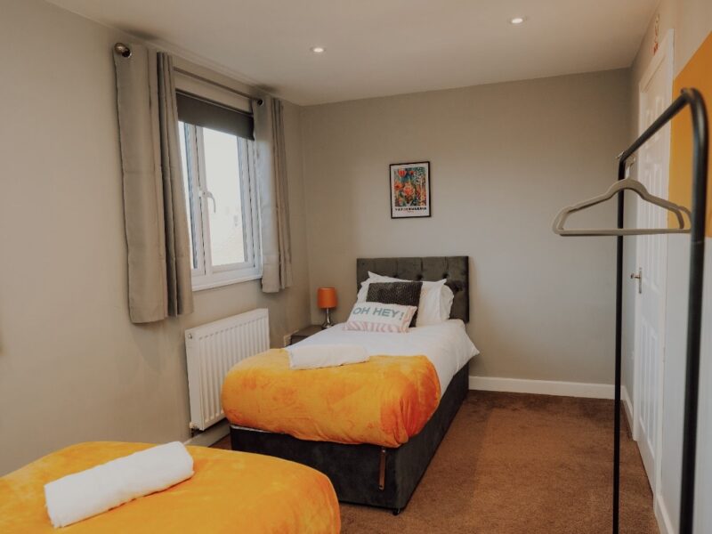 5 Bed, 2 Bath house with parking, sleeps 9