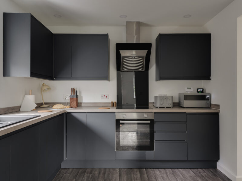 10 Minutes to Universal | Contractor friendly 3BDR Home | Off-Street Parking for Vans | Sleeps up to 9