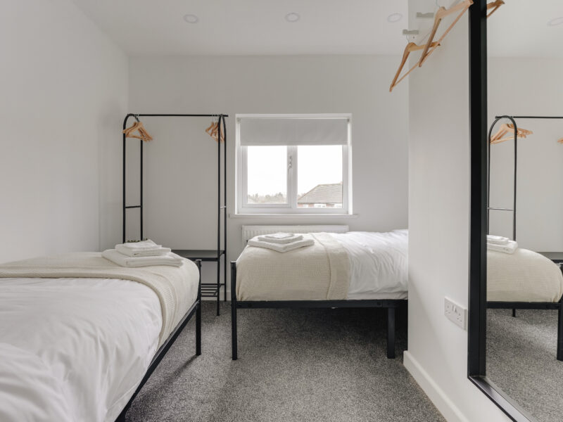 10 Minutes to Universal | Contractor friendly 3BDR Home | Off-Street Parking for Vans | Sleeps up to 9