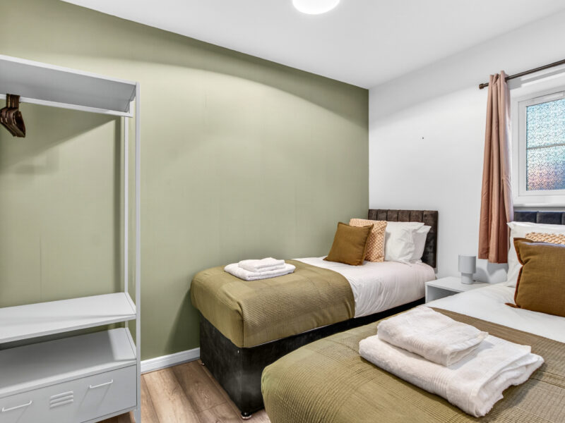 Contractor Ready | <10 Mins to Universal | Sleep up to 10 | 1GB Wifi | 5 Bedrooms | Off-street Parking | Pool/TT Table