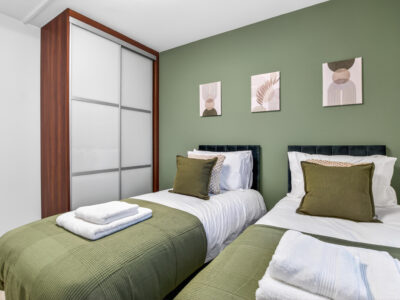 Contractor Ready | <10 Mins to Universal | Sleep up to 10 | 1GB Wifi | 5 Bedrooms | Off-street Parking | Pool/TT Table